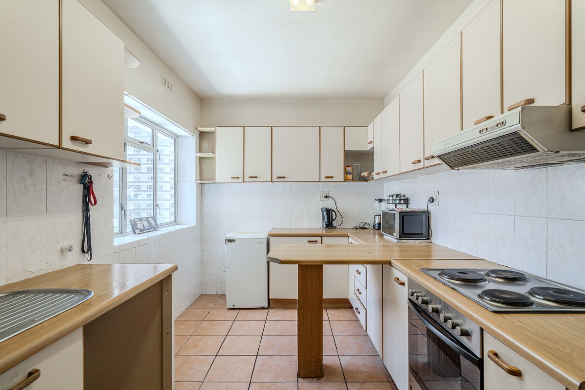 Unlock the Potential of This Sea Point Apartment! - Photo 4