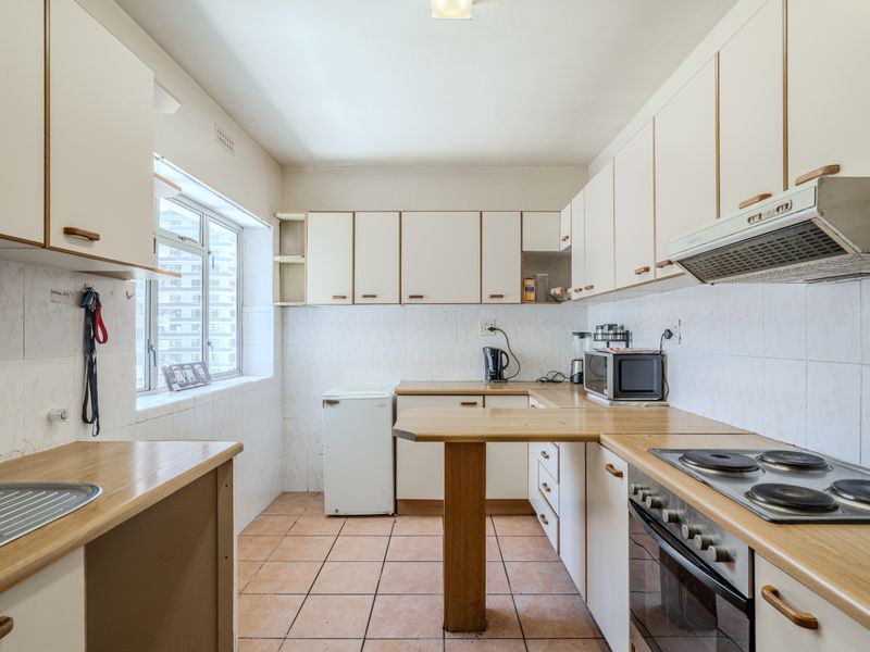 Unlock the Potential of This Sea Point Apartment! - Photo 4