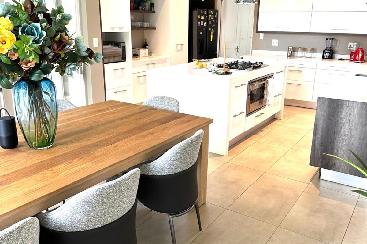 A Stunning 4 Bedroom, 3 Bathroom Home With A View To Match !! - Photo 5