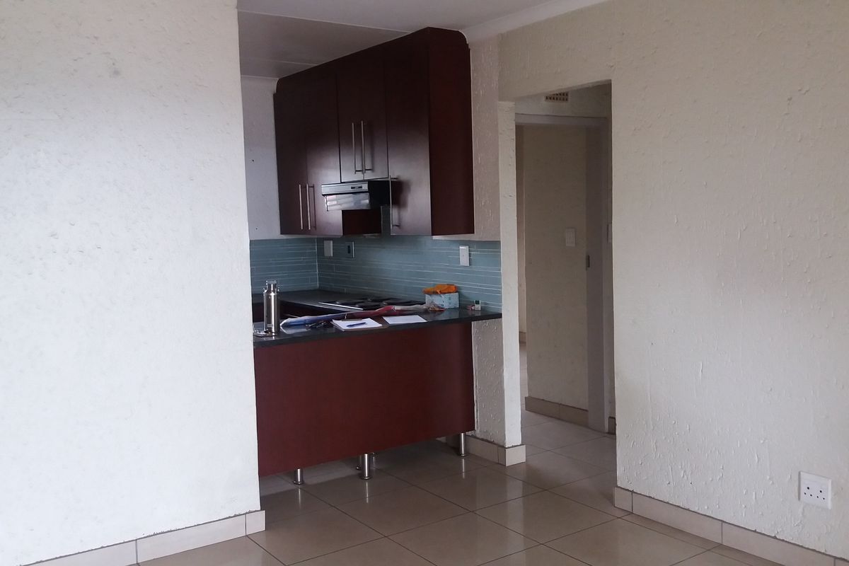 2 bedroom townhouse to rent in Winchester Hills - Photo 4