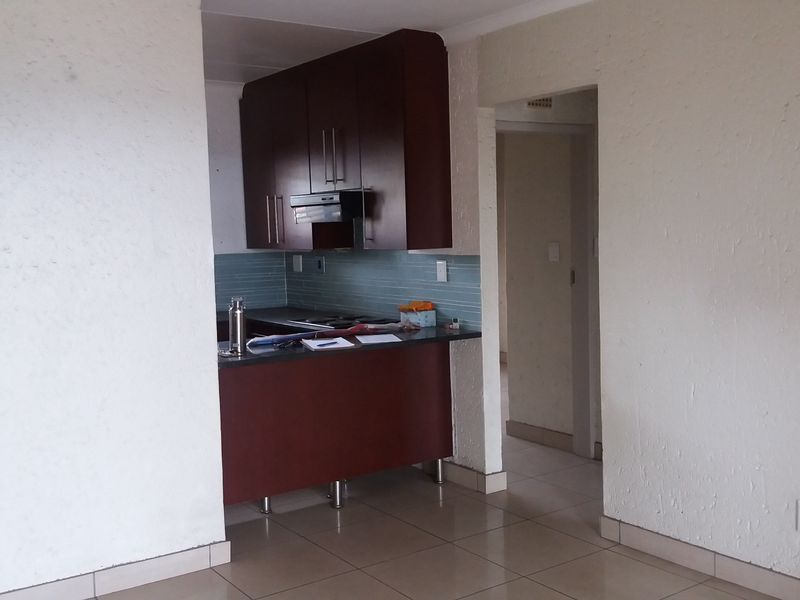 2 bedroom townhouse to rent in Winchester Hills - Photo 4