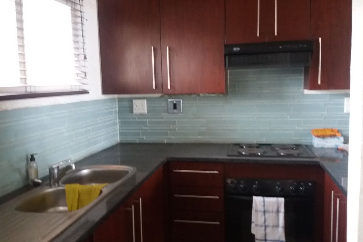 2 bedroom townhouse to rent in Winchester Hills - Photo 2