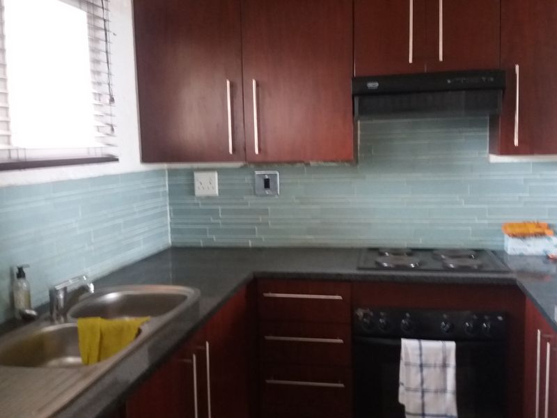 2 bedroom townhouse to rent in Winchester Hills - Photo 2