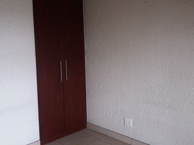 2 bedroom townhouse to rent in Winchester Hills - Photo 10