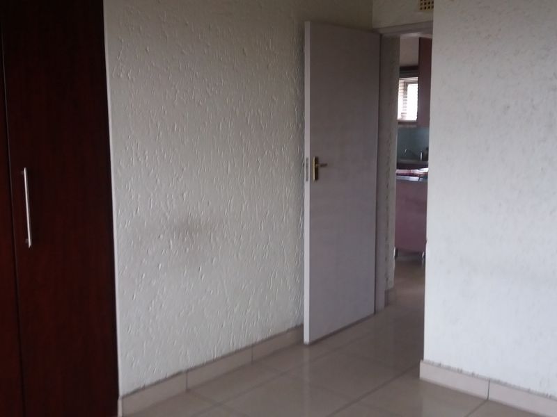 2 bedroom townhouse to rent in Winchester Hills - Photo 9