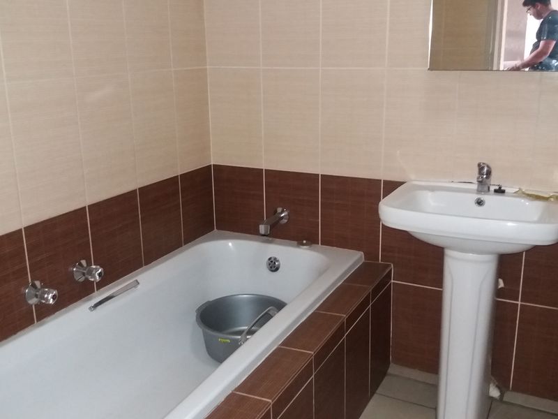 2 bedroom townhouse to rent in Winchester Hills - Photo 7