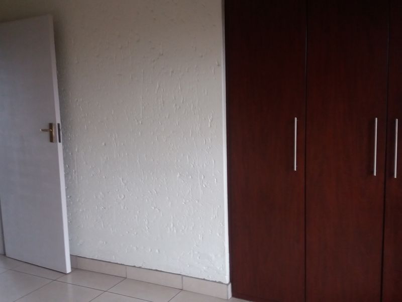 2 bedroom townhouse to rent in Winchester Hills - Photo 6