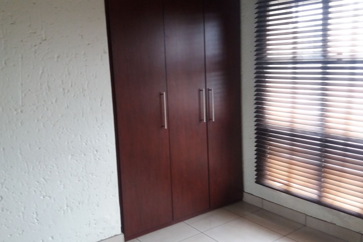 2 bedroom townhouse to rent in Winchester Hills - Photo 5