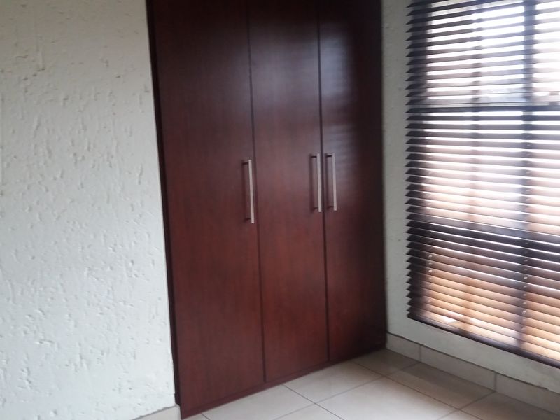 2 bedroom townhouse to rent in Winchester Hills - Photo 5