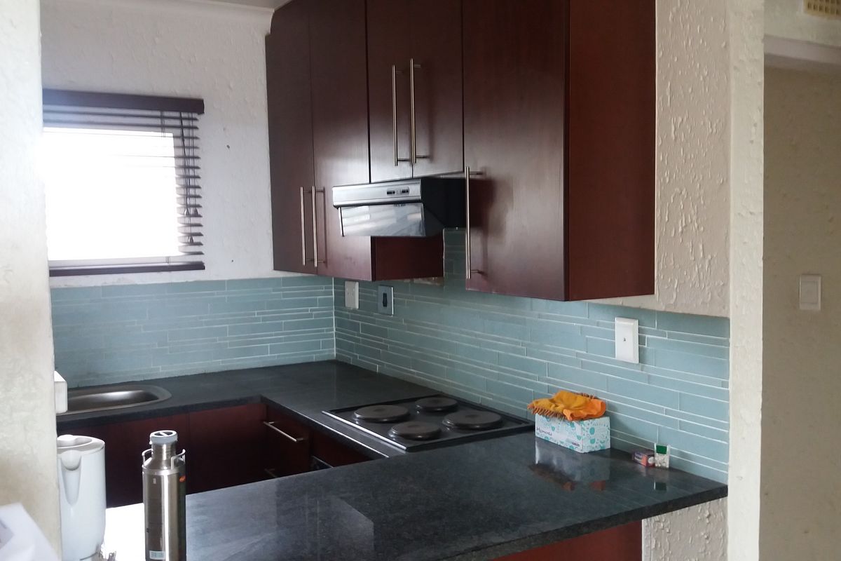 2 bedroom townhouse to rent in Winchester Hills - Photo 3