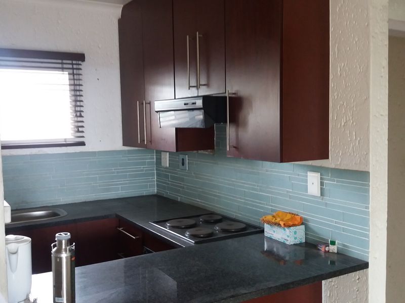 2 bedroom townhouse to rent in Winchester Hills - Photo 3