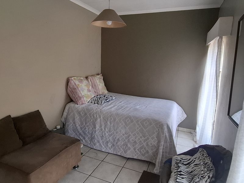 Spacious private duplex townhouse - Photo 10