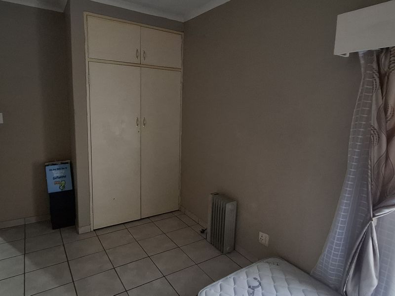 Spacious private duplex townhouse - Photo 8