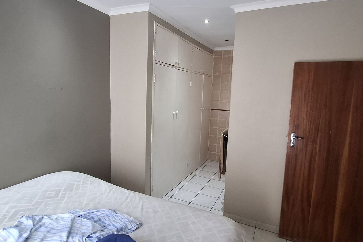 Spacious private duplex townhouse - Photo 2