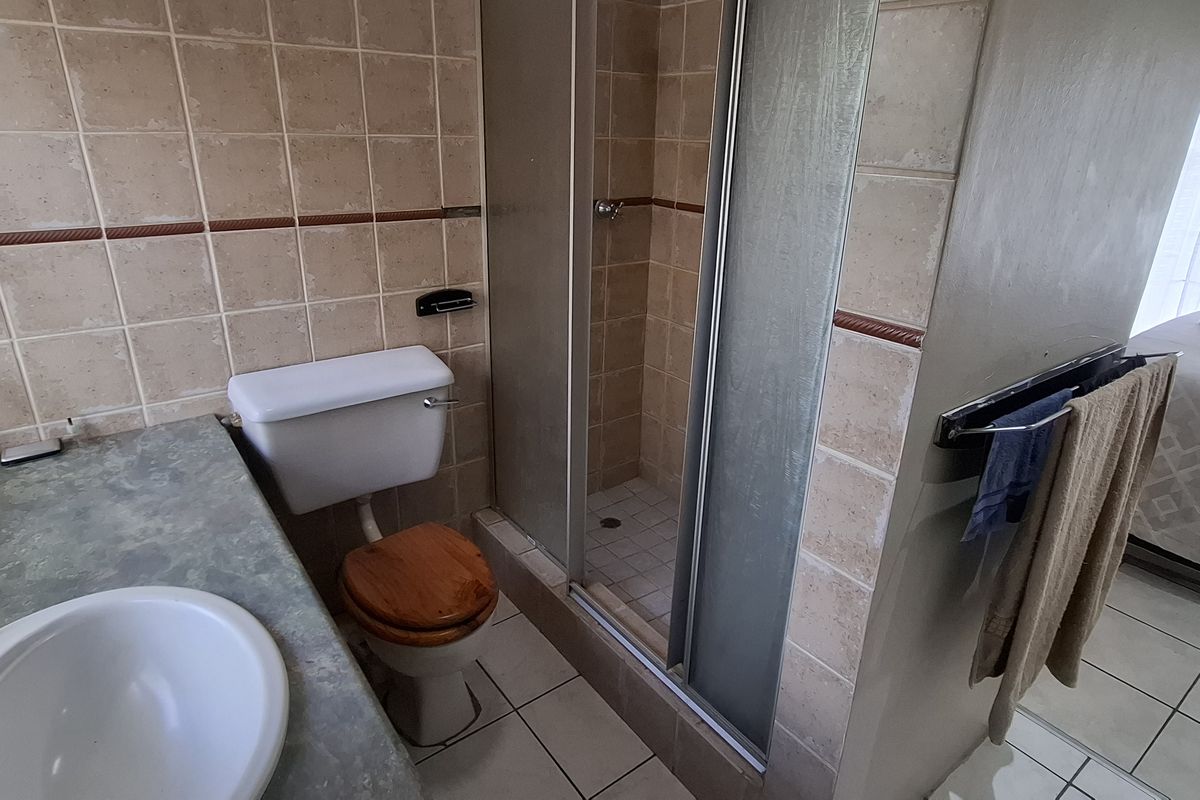 Spacious private duplex townhouse - Photo 5