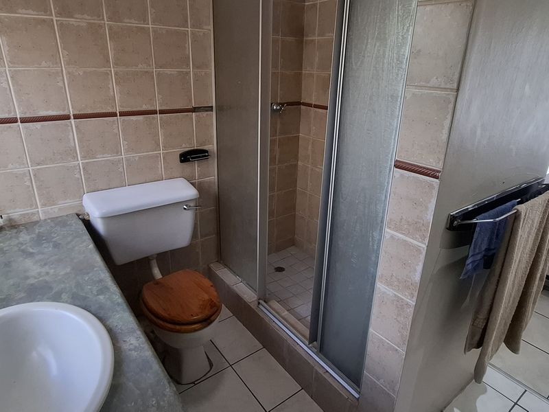 Spacious private duplex townhouse - Photo 5