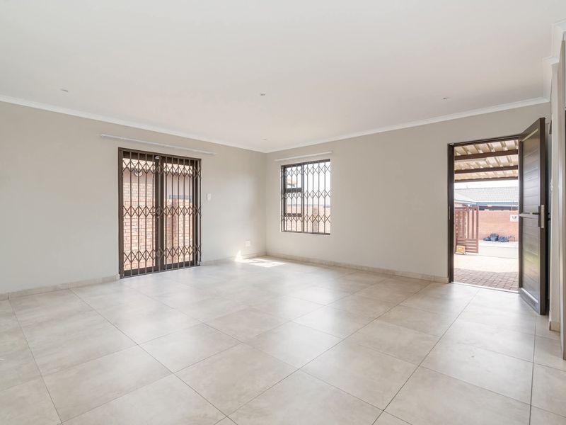 Modern 2-Bedroom Home for Sale Near Charlie One Gate – Secunda - Photo 2