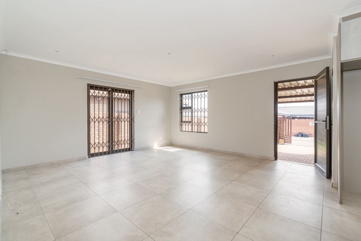 Modern 2-Bedroom Home for Sale Near Charlie One Gate – Secunda - Photo 2