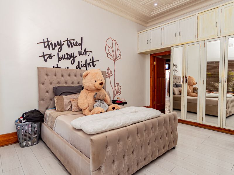 Contemporary Family Home with Style and Space in Upper Kensington - Photo 9