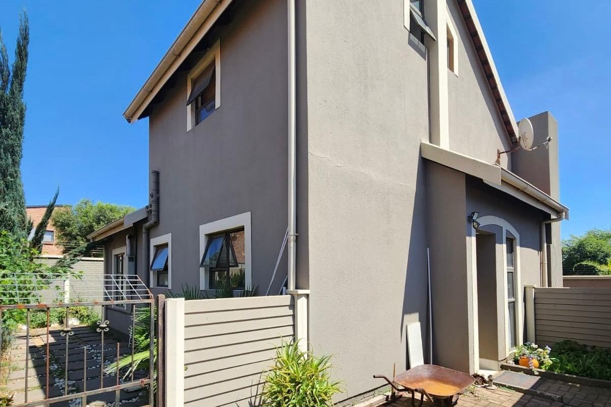 Modern 3-Bedroom Townhouse with Solar Power - Photo 3