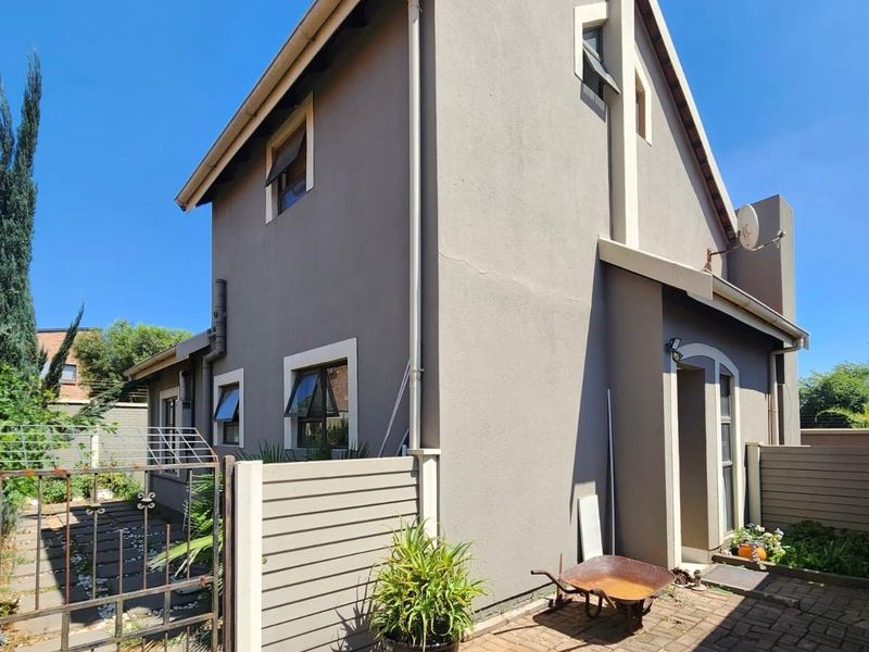 Modern 3-Bedroom Townhouse with Solar Power - Photo 3