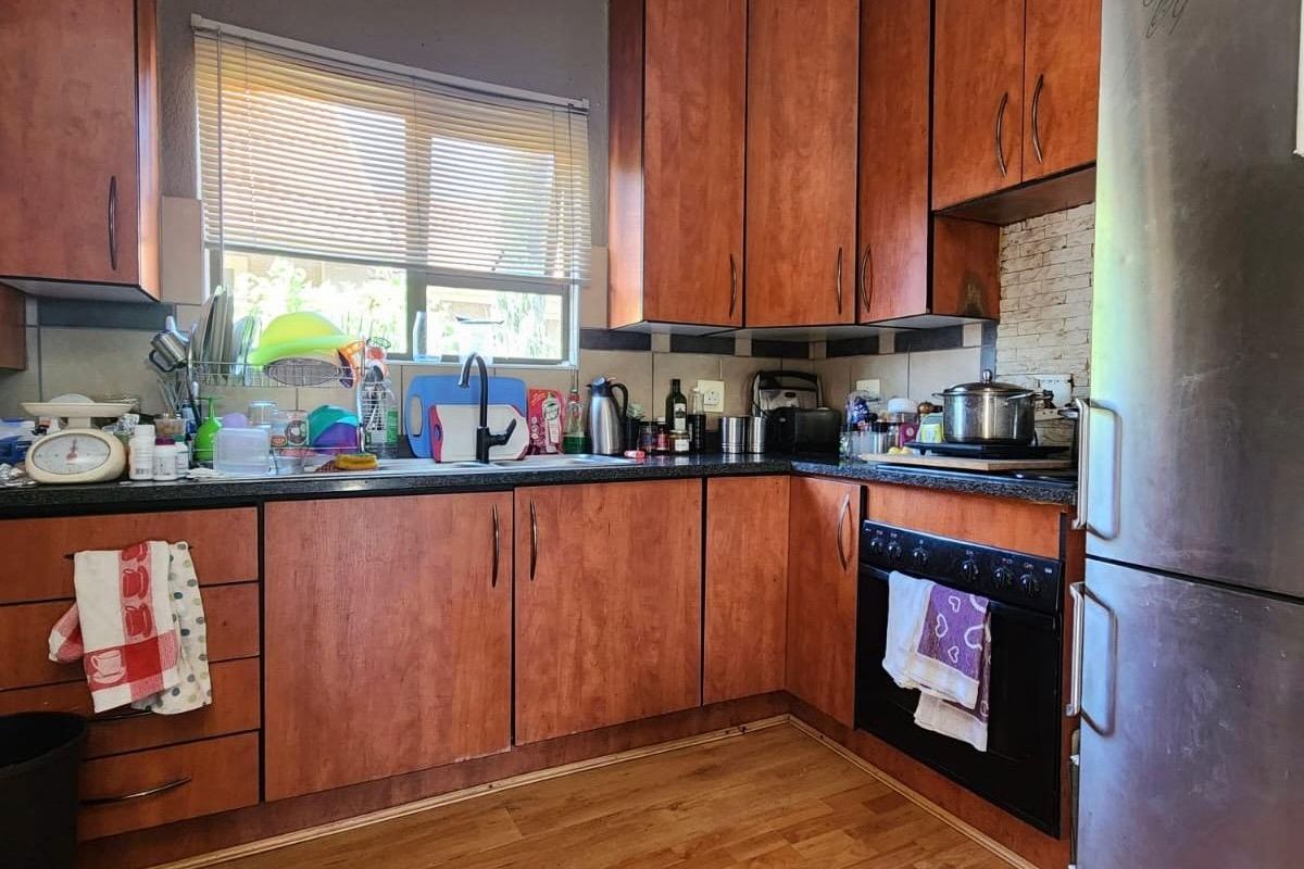 Modern 3-Bedroom Townhouse with Solar Power - Photo 2