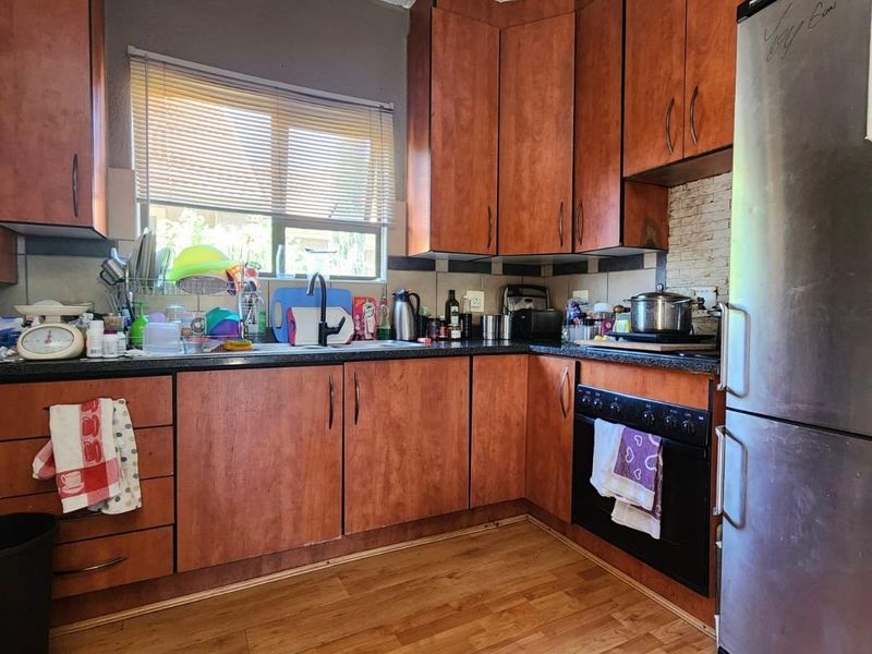 Modern 3-Bedroom Townhouse with Solar Power - Photo 2