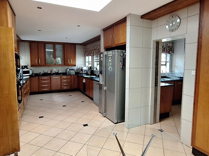 BEAUTIFUL 4-BEDROOM FAMILY HOME FOR SALE IN SW5,VANDERBIJLPARK!! - Photo 9