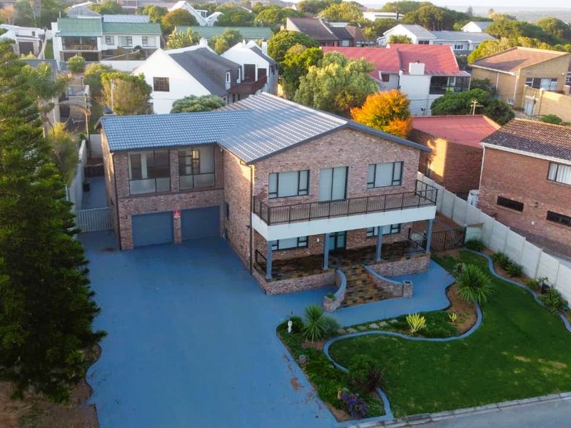 Immaculate Family Home with Braai Room and Modern Features - Photo 2