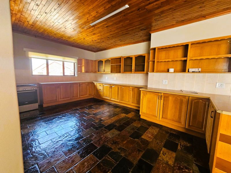 Immaculate Family Home with Braai Room and Modern Features - Photo 5