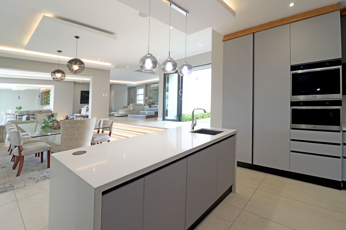 LUXURIOUS 5 BEDROOM, 5,5 BATHROOM FAMILY & ENTERTAINES HOME !! - Photo 4