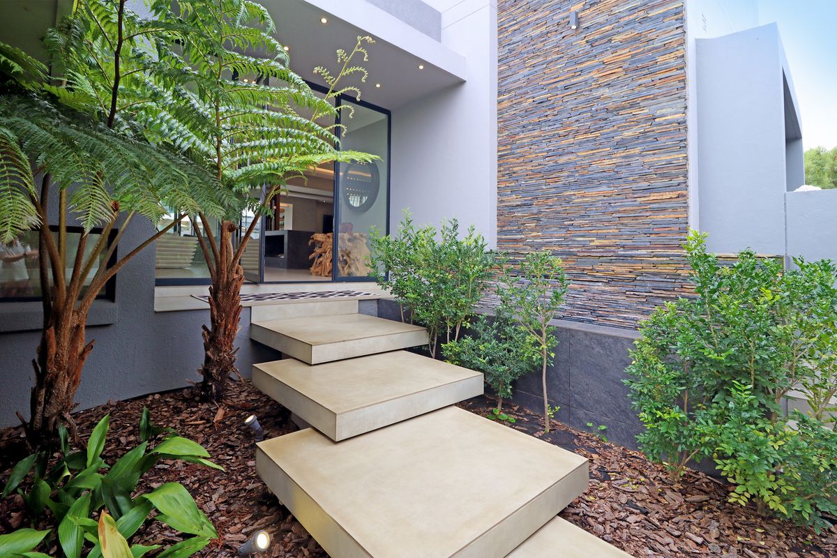 LUXURIOUS 5 BEDROOM, 5,5 BATHROOM FAMILY & ENTERTAINES HOME !! - Photo 2