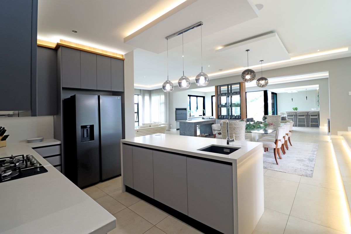 LUXURIOUS 5 BEDROOM, 5,5 BATHROOM FAMILY & ENTERTAINES HOME !! - Photo 5