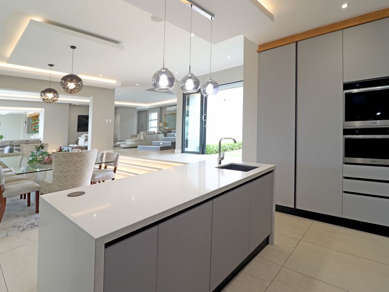 LUXURIOUS 5 BEDROOM, 5,5 BATHROOM FAMILY & ENTERTAINES HOME !! - Photo 4