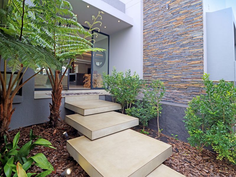 LUXURIOUS 5 BEDROOM, 5,5 BATHROOM FAMILY & ENTERTAINES HOME !! - Photo 3