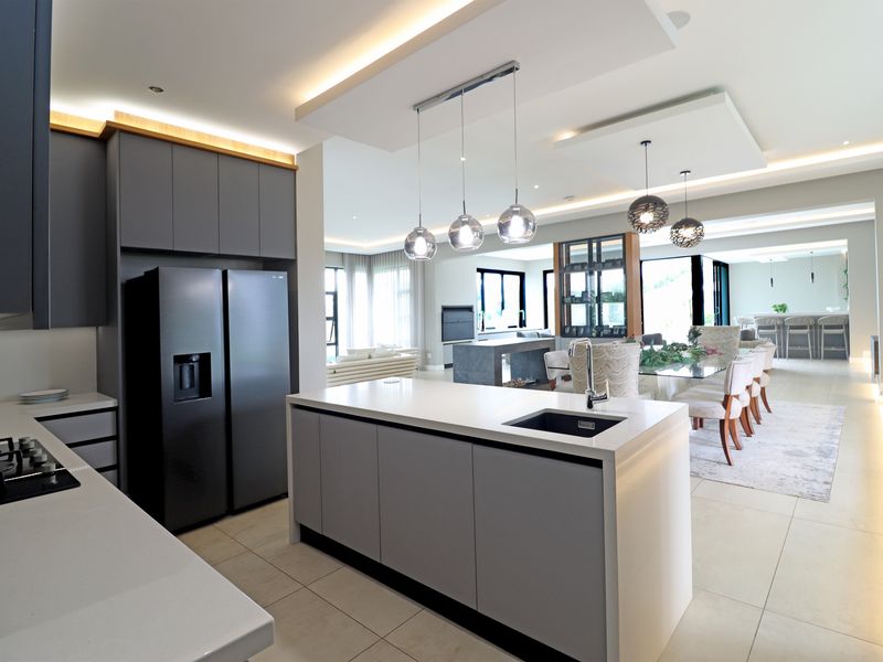 LUXURIOUS 5 BEDROOM, 5,5 BATHROOM FAMILY & ENTERTAINES HOME !! - Photo 5