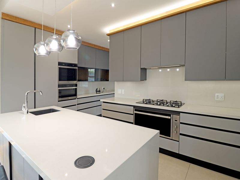 LUXURIOUS 5 BEDROOM, 5,5 BATHROOM FAMILY & ENTERTAINES HOME !! - Photo 6