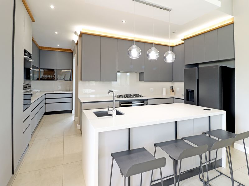LUXURIOUS 5 BEDROOM, 5,5 BATHROOM FAMILY & ENTERTAINES HOME !! - Photo 7