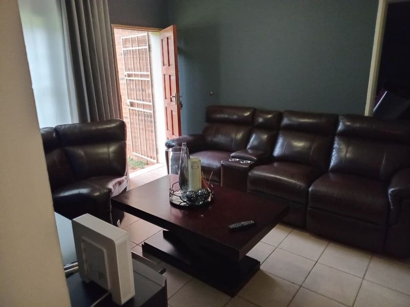 Modern 3-Bedroom Townhouse for Sale in Thatch Hill Estate - Photo 6
