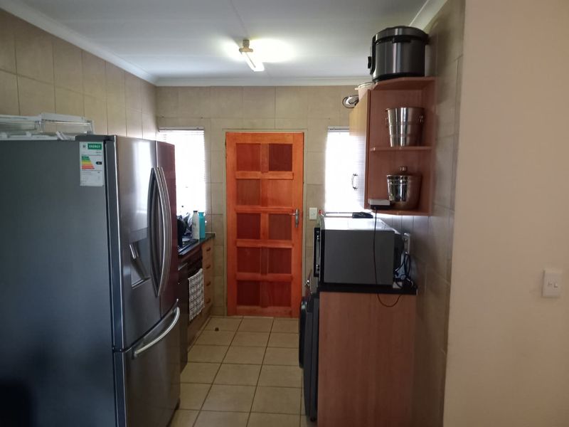 Modern 3-Bedroom Townhouse for Sale in Thatch Hill Estate - Photo 3