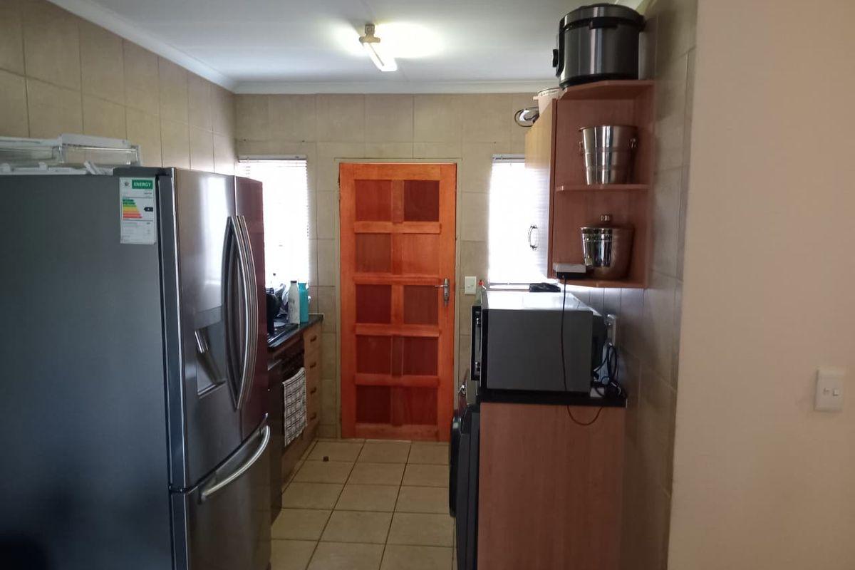 Modern 3-Bedroom Townhouse for Sale in Thatch Hill Estate - Photo 3