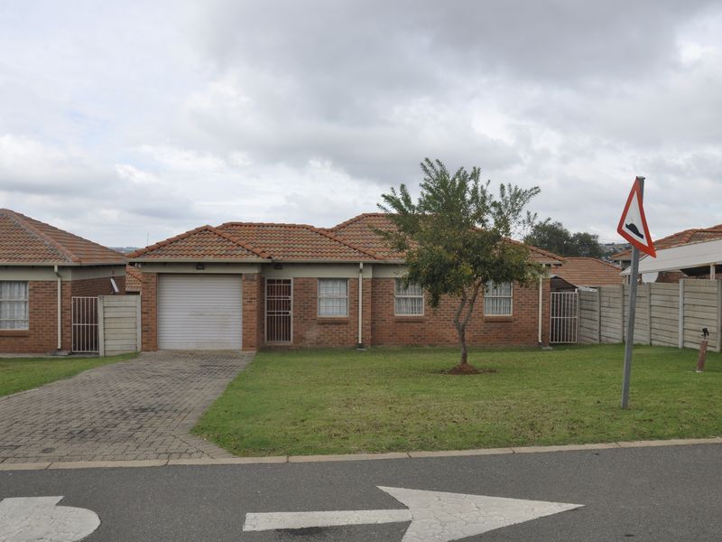 Modern 3-Bedroom Townhouse for Sale in Thatch Hill Estate - Photo 2