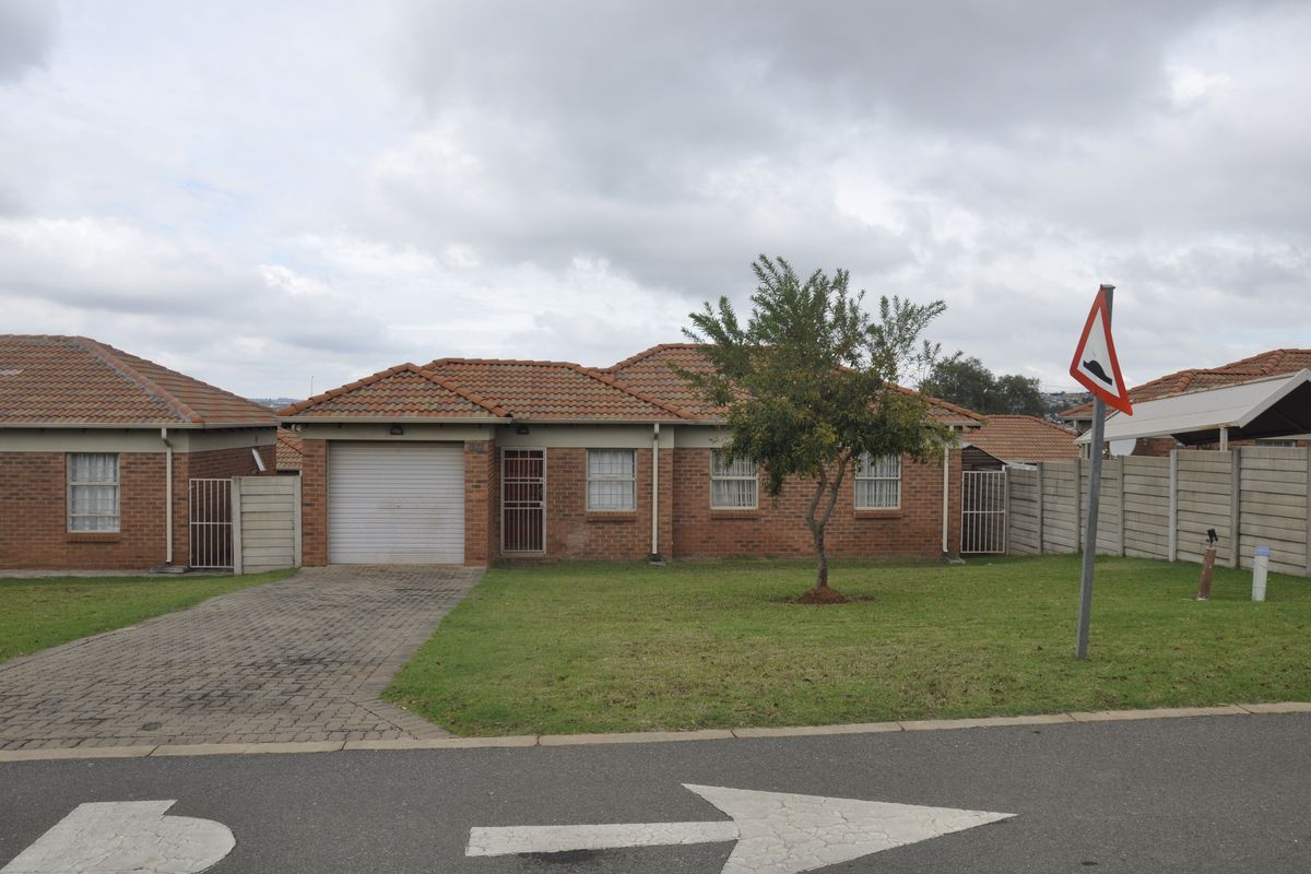 Modern 3-Bedroom Townhouse for Sale in Thatch Hill Estate - Photo 2