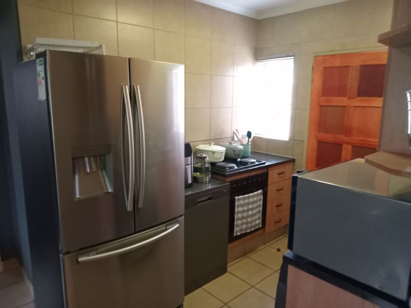 Modern 3-Bedroom Townhouse for Sale in Thatch Hill Estate - Photo 4