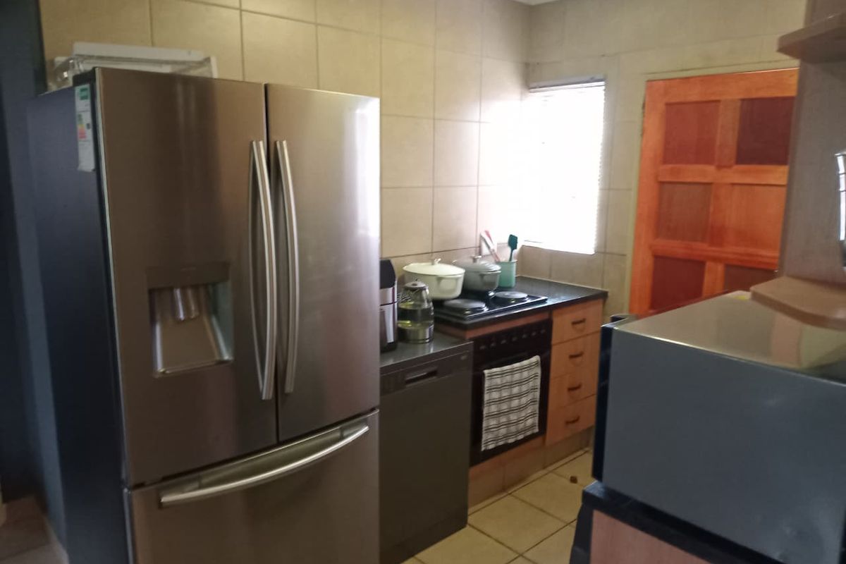 Modern 3-Bedroom Townhouse for Sale in Thatch Hill Estate - Photo 4