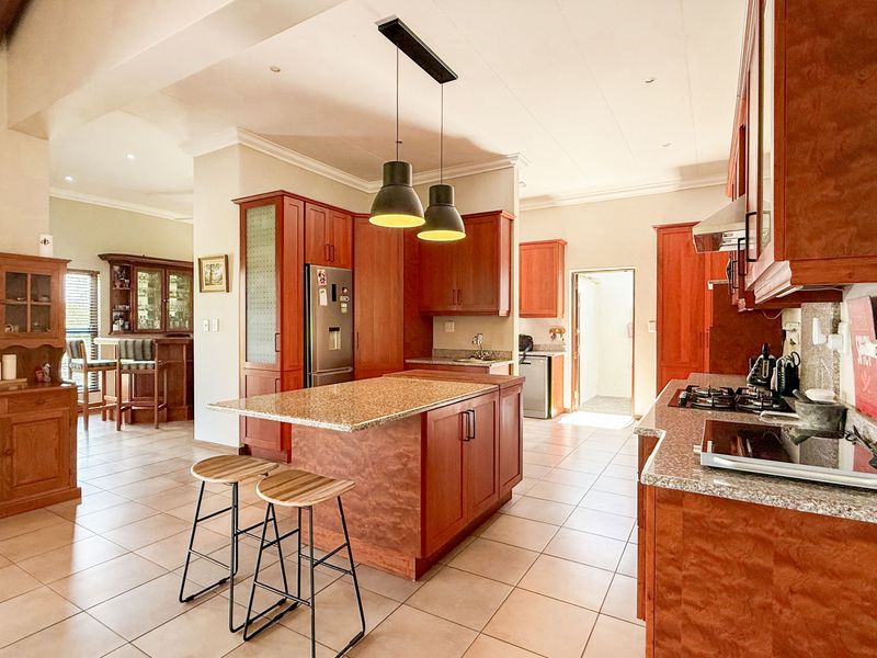 Luxury Eco-Estate Living with Flatlet, Solar & Exceptional Views - Photo 10