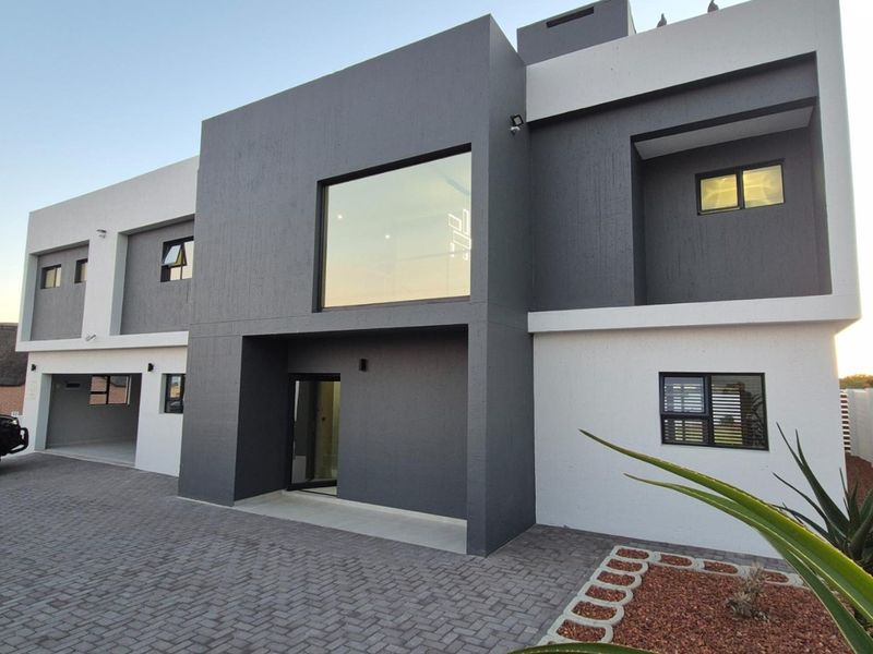 New Listing - Photo 6