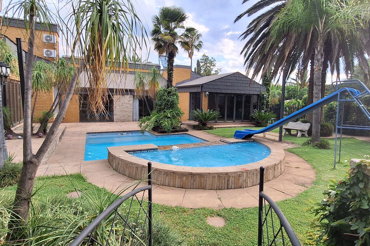 Luxury Redefined – Impeccable 5-Bedroom Residence in Vanderbijlpark SW5!! - Photo 5