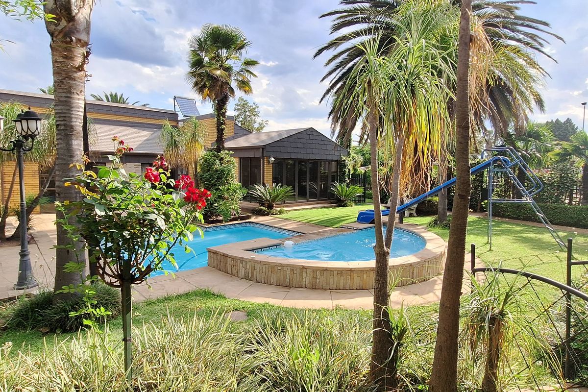 Luxury Redefined – Impeccable 5-Bedroom Residence in Vanderbijlpark SW5!! - Photo 2