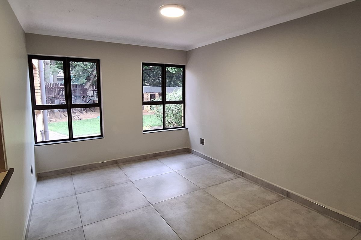 Luxury Redefined – Impeccable 5-Bedroom Residence in Vanderbijlpark SW5!! - Photo 4